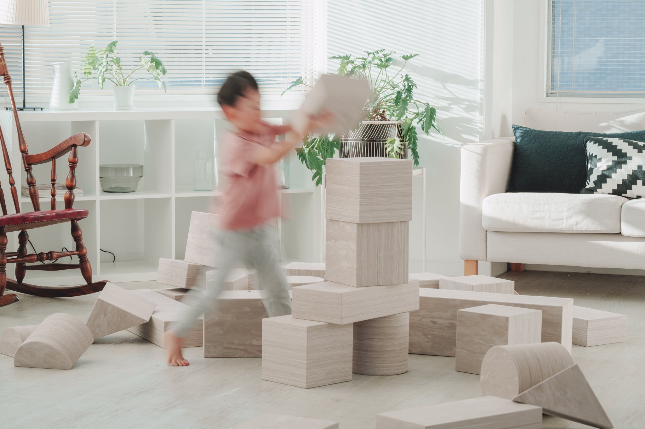軽いEVA積み木を子どもが運んで片づける様子